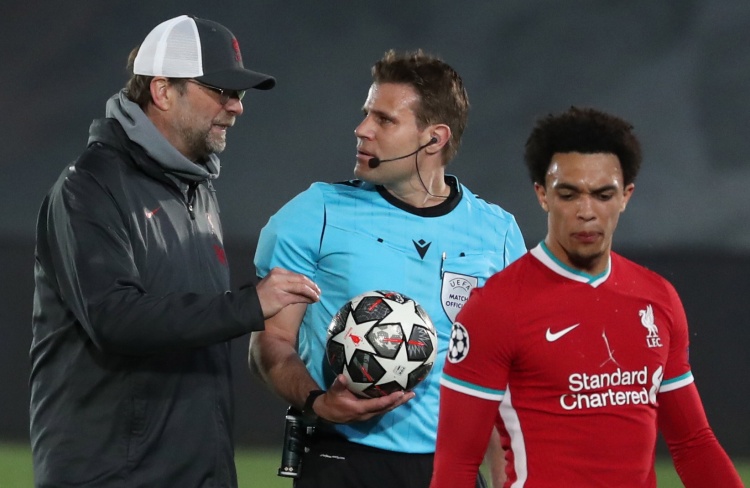 美职联半场：萨比、拉沃尔达破门，温哥华白浪2-0洛杉矶FC